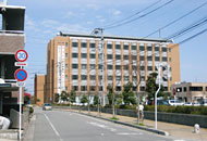 ここからさらにサンクスを越えると、左側に松前町役場が見えます。