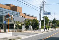 松前町役場を過ぎ、左手に松前町文化センターが見えたら、もう「さたけ歯科」のブルーの看板が見えてきます。